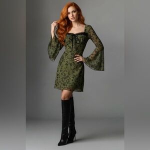 🌺FLORAL BELL SLEEVE GREEN AND BLACK MINI DRESS SIZE SMALL 🌺